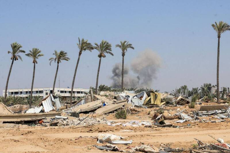 以色列21日對加薩中部展開攻擊，現場煙霧瀰漫。（路透）