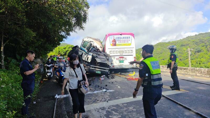 新北万里发生砂石车与国光客运对撞事故。（记者林嘉东翻摄）