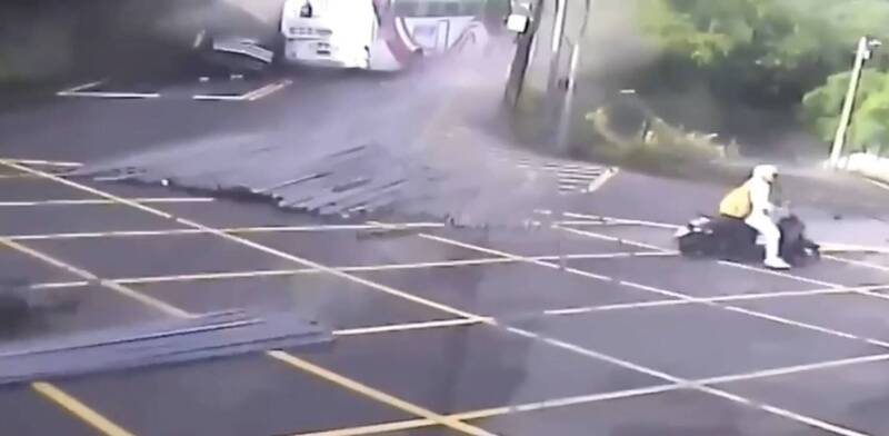 監視器畫面曝光車禍瞬間，客運遭跨越對向車道的砂石車迎面對撞，砂石車滿載的鋼條在撞擊後，四處噴飛。（圖擷自記者爆料網）
