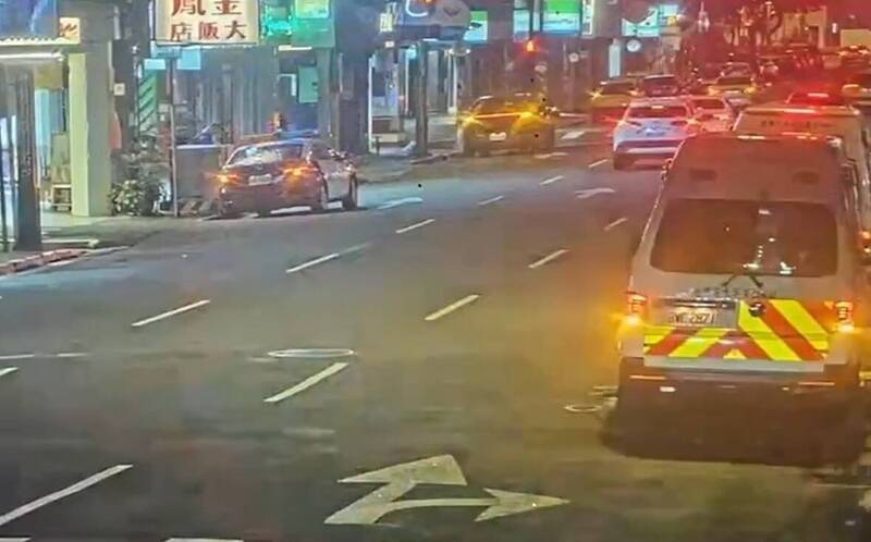 台北市西门町旅馆前天(21日)发生一起命案,黄姓及朱姓男子入住期间,疑因吸毒过量陷入昏迷,业者巡房时察觉报案,警消赶抵后,发现黄男已死亡,朱虽有气息但口吐白沫,仍在医院治疗中,图为救护人员赶到现场。(资料照) 台北市西门町旅馆前天(21日)发生一起命案,黄姓及朱姓男子入住期间,疑因吸毒过量陷入昏迷,业者巡房时察觉报案,警消赶抵后,发现黄男已死亡,朱虽有气息但口吐白沫,仍在医院治疗中,图为救护人员赶到现场。(资料照)