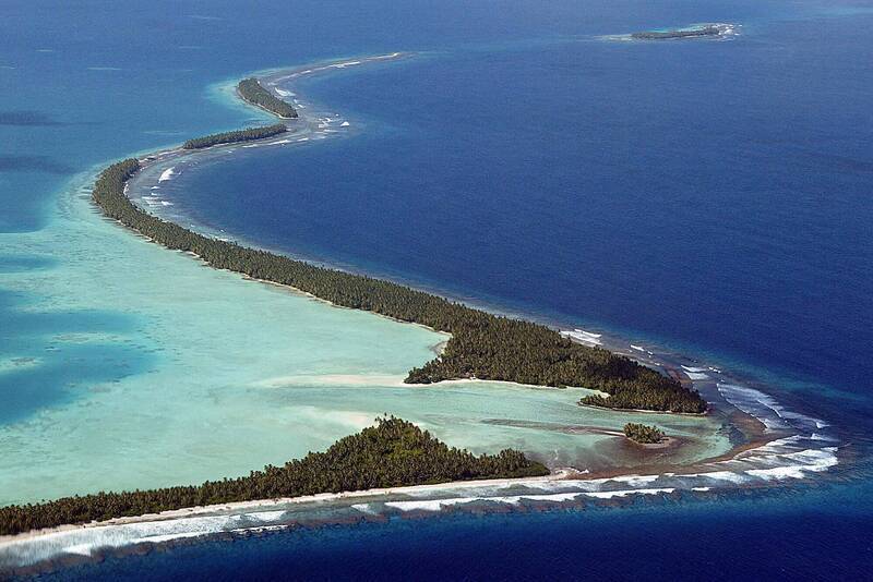 吐瓦魯由低洼環礁組成，如圖中的富納富提環礁（Funafuti Atoll），在海平面上升的威脅下顯得極為脆弱，是島國人民被迫尋求海外生路的根本原因。（法新社資料照）