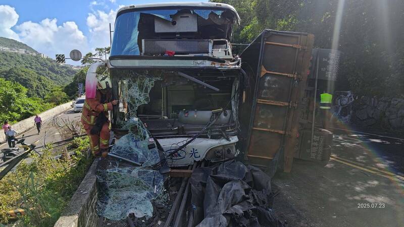 新北市萬里區中福路段上午發生砂石車與1815國光客運對撞事故，造成1死14傷。（記者林嘉東翻攝）