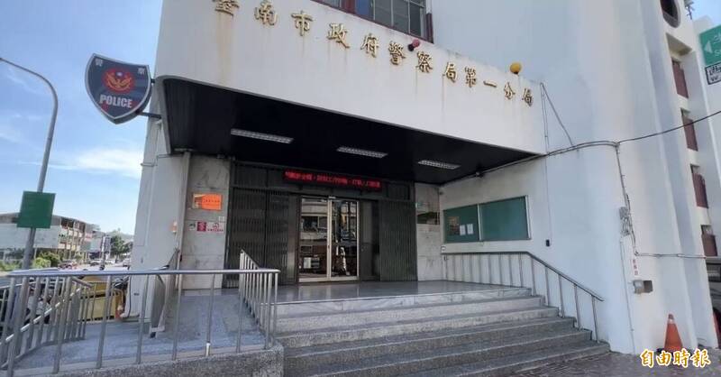 林男疑泼漆遭拘提，躲屋内房间，警方翻找钥匙被控窃盗与违法搜索，警方驳斥抹黑，称全程录影并符合法规。（记者王捷摄）