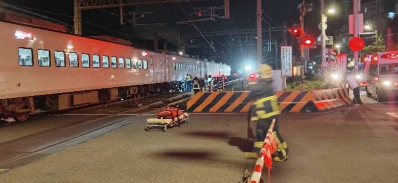 台铁252车次新自强号列车晚间9时许行经新北市瑞芳区瑞芳街平交道时撞到1名妇人；新北市消防员赶抵时，死者头、身分离，明显死亡。（记者林嘉东翻摄）
