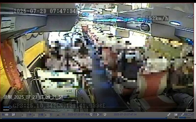 聯結車失控撞上1815號國光客運,坐在第一排的39歲游姓男乘客頭部受創嚴重,送醫不治,客運車內監視器拍到他生前景象。(記者林嘉東翻攝) 聯結車失控撞上1815號國光客運,坐在第一排的39歲游姓男乘客頭部受創嚴重,送醫不治,客運車內監視器拍到他生前景象。(記者林嘉東翻攝)