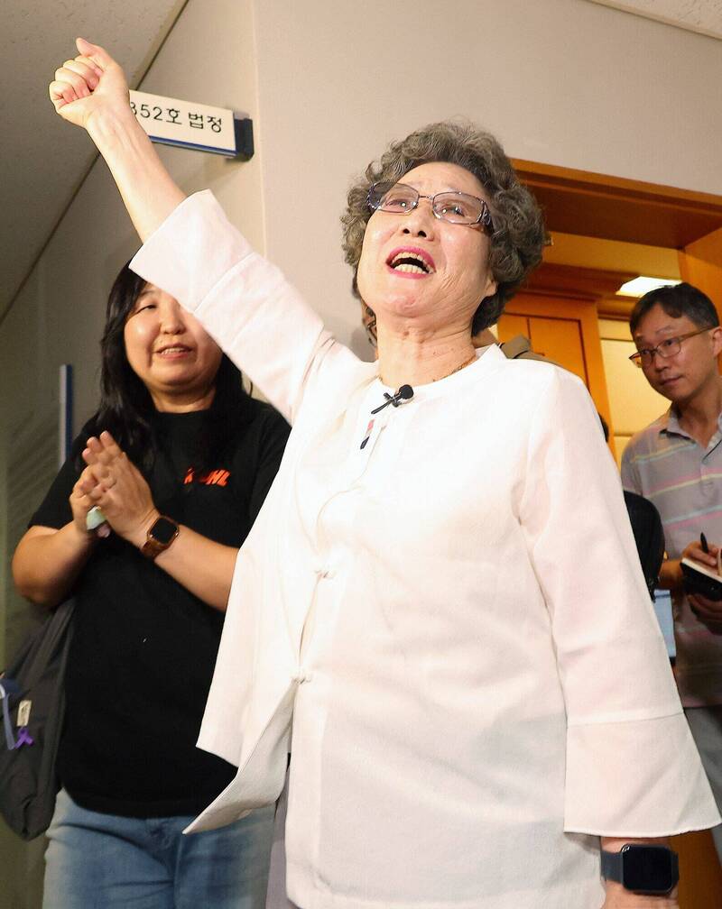 南韩性侵受害者崔末子23日走出釜山地方法院，高喊三次「我们赢了」。（法新社）