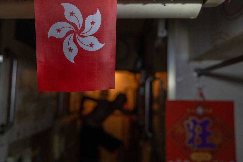 香港一名18岁男子在洗手间写煽动字句被逮。（路透）