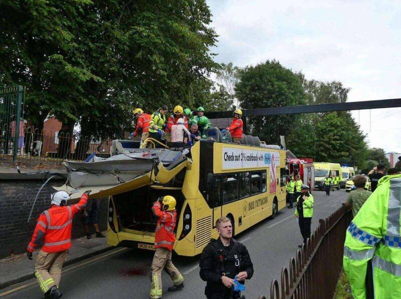 双层巴士撞限高桥,整片车顶掀飞酿重伤。(图撷取自X@sarcasm_scoop) 双层巴士撞限高桥,整片车顶掀飞酿重伤。(图撷取自X@sarcasm_scoop)