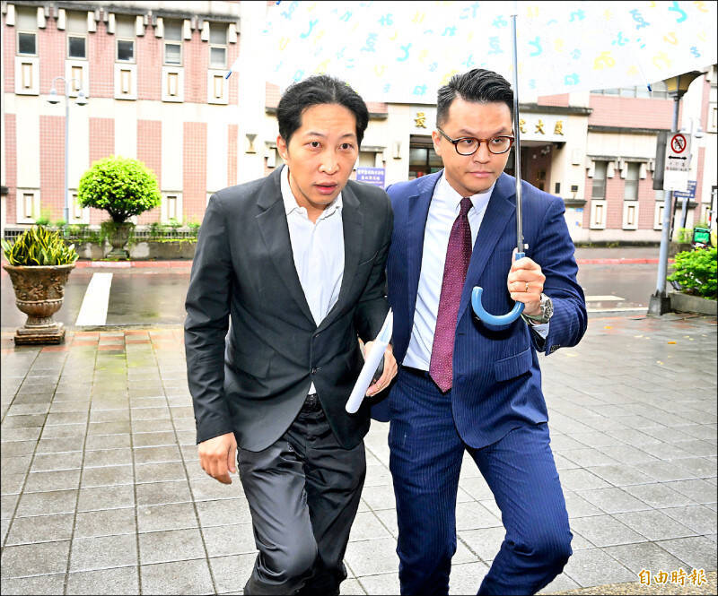 「街口支付」創辦人胡亦嘉（左）在律師陪同出庭時強調，自己「絕對不會逃亡」。（資料照，記者羅沛德攝）