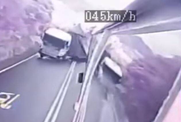 客运视角曝光揭砂石车跨越对向车道相撞瞬间。（图撷自脸书「记者爆料网」）