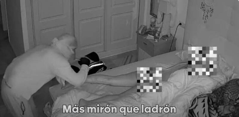 窃贼拿手电筒照射裸睡女子的下体狂看。（撷取自西班牙新闻laSexta Noticias YouTube频道画面）