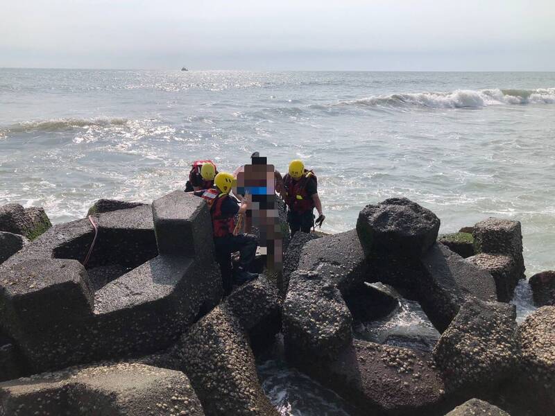 台南南區黃金海岸今天驚傳3名小學生落海，消防人員先救起其中2名男童，另1人仍失聯。（民眾提供）