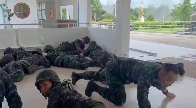 根据泰国许多粉专转发的影片可见，驻守在当地的士兵趴在地躲避砲火，并艰难的匍匐移动。（取自脸书粉专บารมี กำไลทอง）