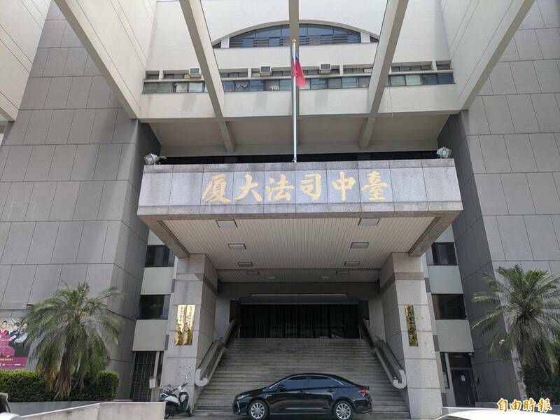 台中地方法院以陳師並非碰觸身體隱私部位，且地點是公開場所等理由，認定僅是行為分際拿捏不當，未構成性騷擾而判決無罪。（記者張瑞楨攝）