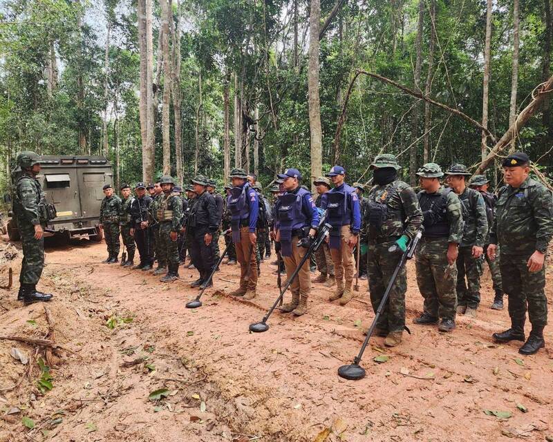 泰国士兵在与柬埔寨接壤的乌汶叻差他尼省边境地区搜索地雷。24日清晨，泰柬军队于争议区爆发武装冲突，双方互指对方先开火，紧张局势升高。（美联社）