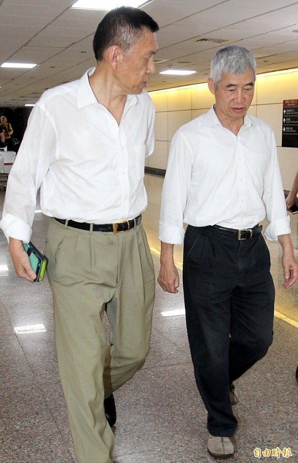 桃园机场昨天因大雨淹水停电，造成旅客诸多不便抱怨连连，交通部长贺陈旦（右）昨天晚上前往桃园机场，在机场公司总经理费鸿钧陪同下，了解机场受损状况及后续处理进度。（记者朱沛雄摄）