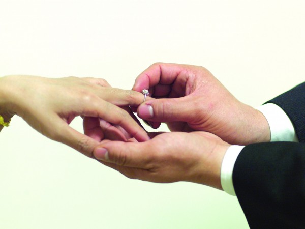 一名28岁男子与国三小女友交往进而发生关系，被依妨害性自主罪嫌函送基隆地检署，男子后来向小女友求婚，检方也给予缓起诉处分。（情境照）