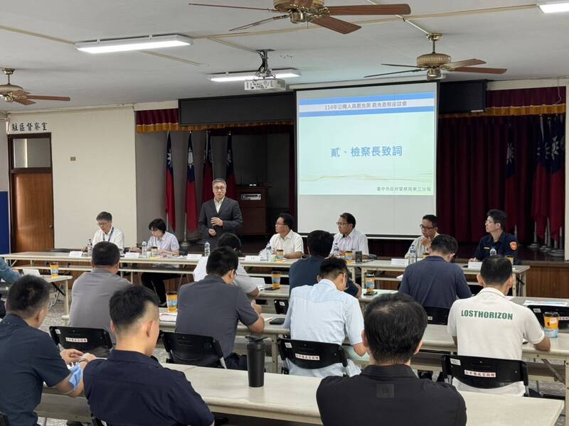 台中地检署检察长张介钦(图后站立者)拜访警方,责嘱需保障罢免投票当天投开票所场地安全维护。(中检提供) 台中地检署检察长张介钦(图后站立者)拜访警方,责嘱需保障罢免投票当天投开票所场地安全维护。(中检提供)