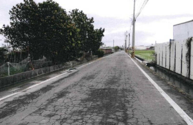 去年3月間，彰化黃男酒駕上路，在和美鎮和頭路256巷口撞擊一對路邊散步的夫妻，兩人當場被撞落排水溝。（民眾提供）