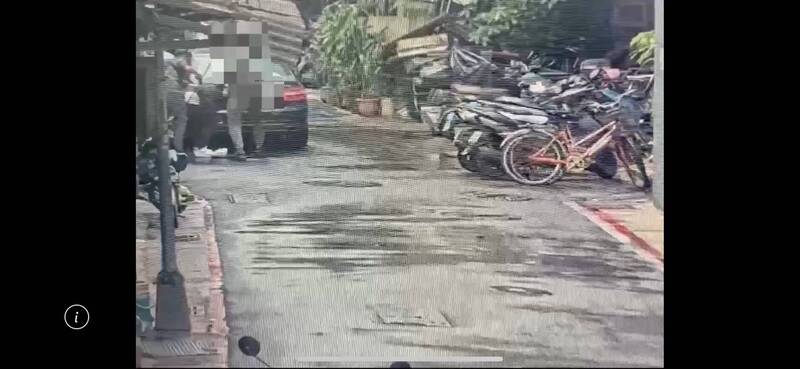 陳男欲到車上取物時，遭埋伏員警上前制伏逮捕。（記者邱俊福翻攝）