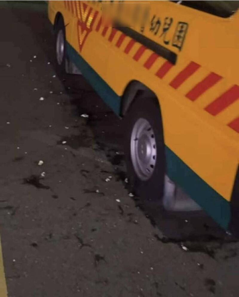幼儿园娃娃车被丢掷鸡蛋。（图由陈光轩提供）