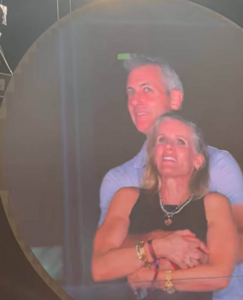 美國新創公司「Astronomer」執行長拜倫（圖後）與人事總監卡伯特（圖前）疑似有婚外情，日前在樂團Coldplay演唱會遭「親吻鏡頭（Kiss Cam）」抓包。（翻攝自YouTube）

