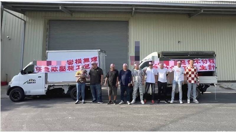 吳姓光電包商率眾抗議。（記者黃佳琳翻攝）