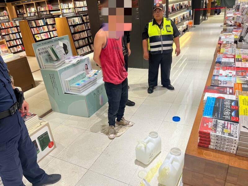 王男(图中,红衣者)企图纵火时,被保全压制而未遂,一审与二审都宣告缓刑,条件是定期接受治疗。(警方提供) 王男(图中,红衣者)企图纵火时,被保全压制而未遂,一审与二审都宣告缓刑,条件是定期接受治疗。(警方提供)