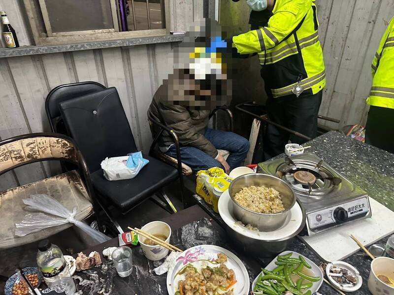 消防人员协助陈姓男子包紥。（资料照）