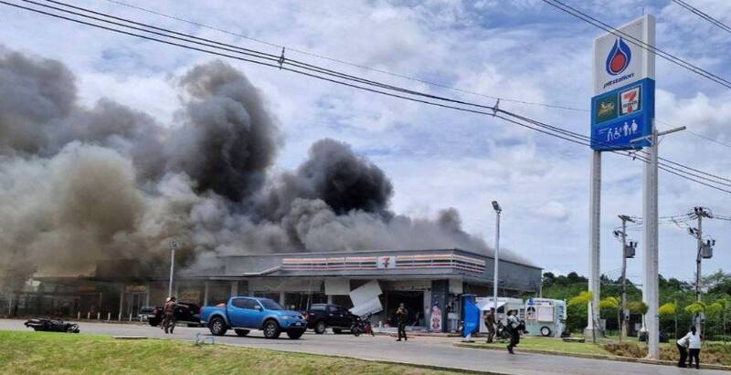 柬军砲弹直击加油站便利商店，现场瞬间火海浓烟窜天。（图翻摄自X@ThaiEnquirer）