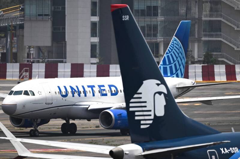 美国联合航空公司(United Airlines)24日晚间因总部传出火灾警报后,紧急下令全美主线航班全面停飞,不过联合航空强调,停飞时间短暂,已于稍后全面恢复营运。示意图,图与新闻事件无关。(法新社) 美国联合航空公司(United Airlines)24日晚间因总部传出火灾警报后,紧急下令全美主线航班全面停飞,不过联合航空强调,停飞时间短暂,已于稍后全面恢复营运。示意图,图与新闻事件无关。(法新社)