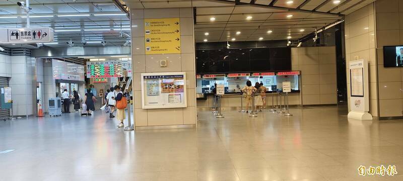 黃男施暴後,豐原車站趕緊清理現場血跡,讓大廳恢復平靜。(資料照) 黃男施暴後,豐原車站趕緊清理現場血跡,讓大廳恢復平靜。(資料照)