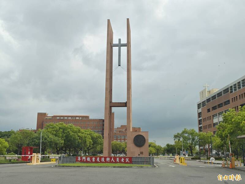 長榮大學回應,將製作紀念性的畢業證書給家屬。(記者吳俊鋒攝) 長榮大學回應,將製作紀念性的畢業證書給家屬。(記者吳俊鋒攝)