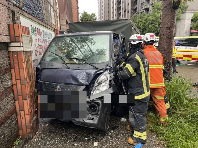 陳姓男子駕駛的小貨車與救護車發生碰撞車禍。(桃園市政府提供) 陳姓男子駕駛的小貨車與救護車發生碰撞車禍。(桃園市政府提供)