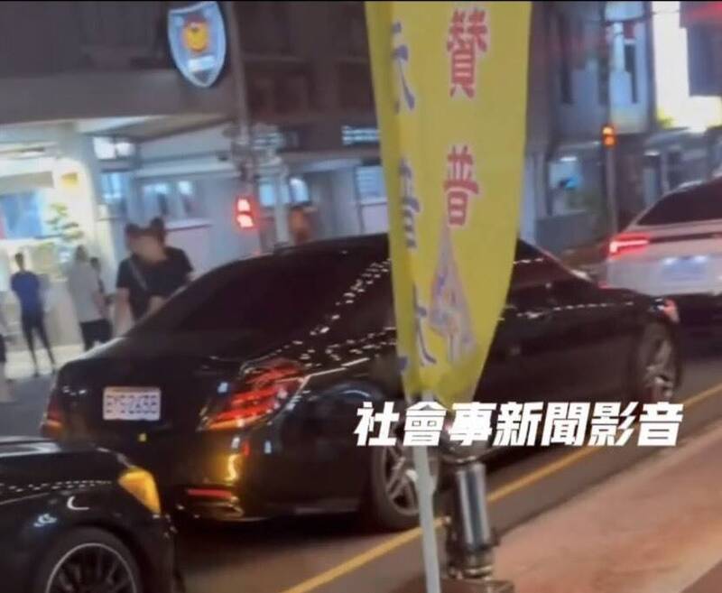 數輛豪車聚集派出所前，警方火速約制查驗身分後喝令離去。（擷自「社會事新聞影音」）