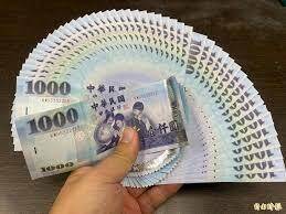 妇人认为政府大撒币，寄出提款卡，险沦诈骗共犯。（示意图）