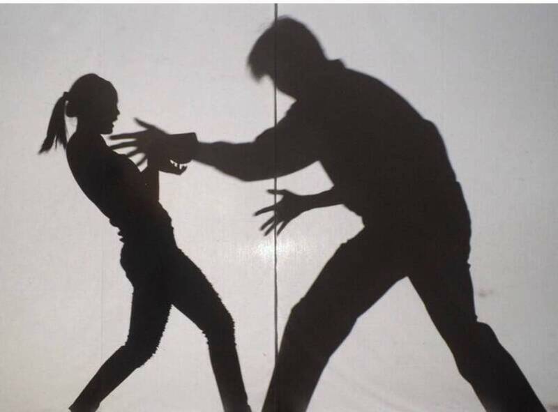 郭姓男子与女网友初次见面就带回家霸王硬上弓；被苗栗地院依强制性交罪，判处4年4个月徒刑。（示意照）