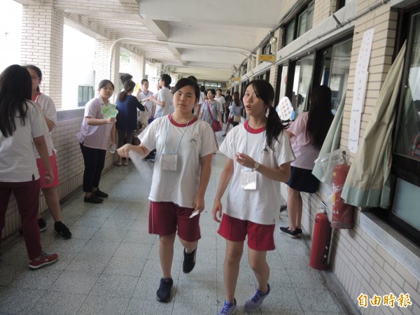 国中会考新店高中考场停电重考,考生有进步。(记者翁聿煌摄) 国中会考新店高中考场停电重考,考生有进步。(记者翁聿煌摄)