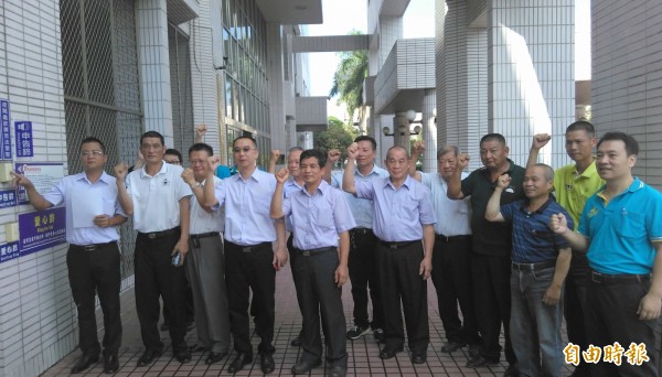 南投縣鹿谷鄉凍頂茶葉合作社前往南投地檢署控告周刊王與林姓、李姓兩位民眾，涉及加重毀謗罪嫌。（記者謝介裕攝）