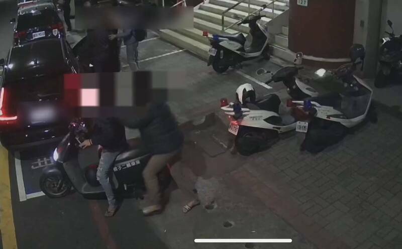 邱姓女毒品缉通跳上守在派出所门口的老公摩托车，企图落跑。（民众提供）