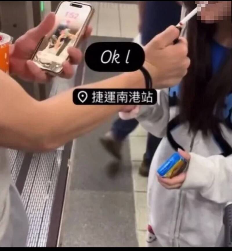 台北捷运南港站传出有对年轻男女在月台上公然吸烟,还被拍成短片上传至社群平台。(记者刘庆侯翻摄自Threads) 台北捷运南港站传出有对年轻男女在月台上公然吸烟,还被拍成短片上传至社群平台。(记者刘庆侯翻摄自Threads)
