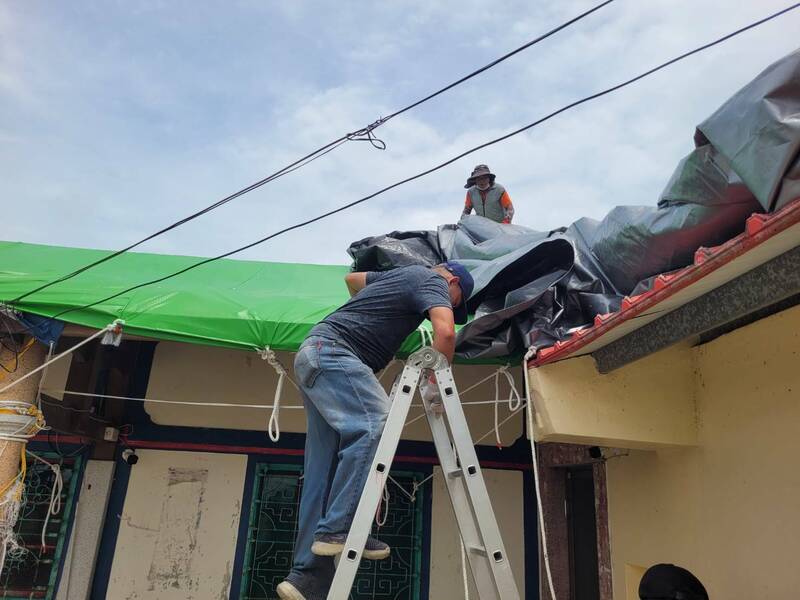 台南警方災後動員義警遭批強迫，警局澄清僅調查意願，是鼓勵性質。（民眾提供）