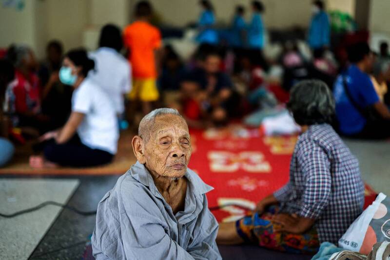 泰柬交火升温，当地居民被迫撤离避难，一名年迈长者在素林府临时避难中心内神情凝重，社群网路上的战火也同步延烧两国舆论场。（路透）