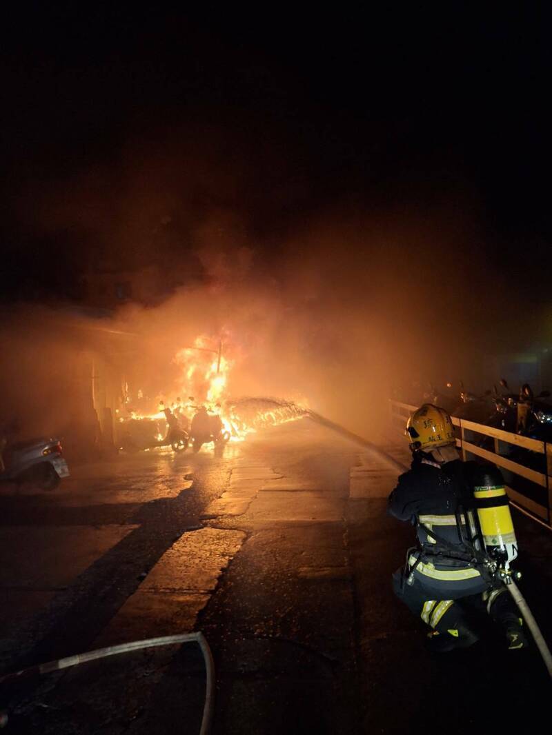 小琉球碼頭火警，40輛電動機車付之一炬。（屏東消防提供）