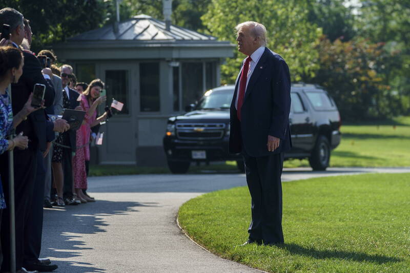 川普在白宫草坪回答媒体提问，他称哈玛斯不愿与以色列和谈的举动是「自寻死路」。（欧新社）