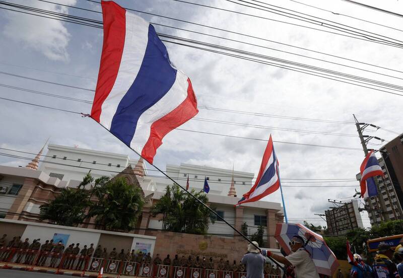 泰国外交部25日指出,原则上同意马来西亚提出的停火建议,但仍需以「当地实际情势」为准。图为泰国民众在柬埔寨驻曼谷大使馆外挥旗示威。(欧新社) 泰国外交部25日指出,原则上同意马来西亚提出的停火建议,但仍需以「当地实际情势」为准。图为泰国民众在柬埔寨驻曼谷大使馆外挥旗示威。(欧新社)