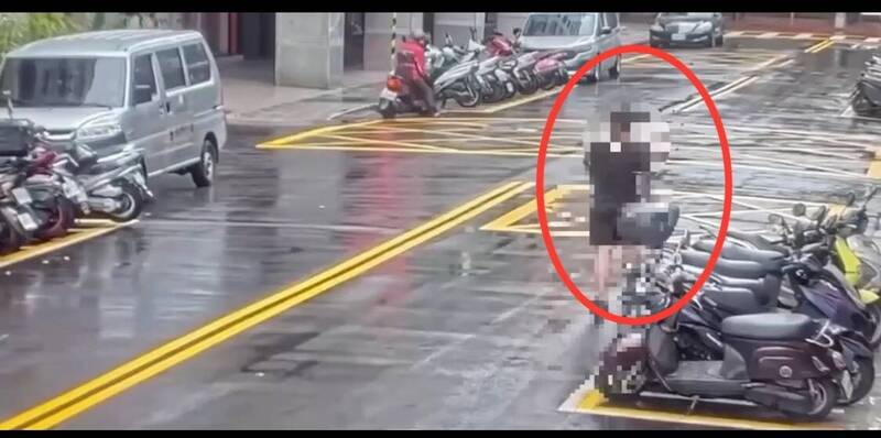 邱嫌抢夺手机得逞后，悠哉的在街边闲逛，企图制造断点。（记者刘庆侯翻摄）