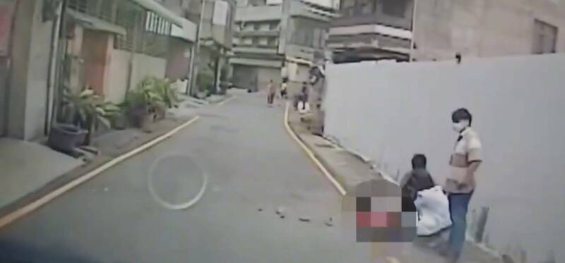 新竹市上午发生一起情杀案，菲律宾籍劳工情侣疑因感情纠纷，男方竟持剪刀当街刺杀女友。（消防局提供）