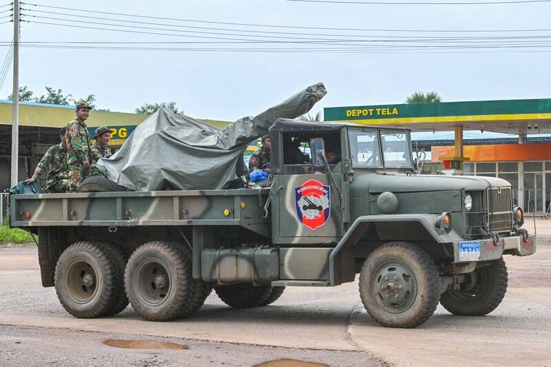 泰国与柬埔寨的冲突26日进入第3天,国际社会呼吁停火的压力日增。图为架有防空火砲的柬埔寨陆军卡车。(法新社) 泰国与柬埔寨的冲突26日进入第3天,国际社会呼吁停火的压力日增。图为架有防空火砲的柬埔寨陆军卡车。(法新社)