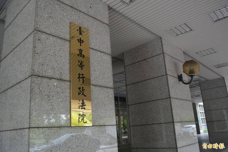 廖姓男子去年开车行经台中西屯,撞伤穿越行人穿越道行人,遭裁罚7200元、吊扣驾照1年,廖男提起行政诉讼辩称行人自摔,遭法院打脸驳回。(记者陈建志摄) 廖姓男子去年开车行经台中西屯,撞伤穿越行人穿越道行人,遭裁罚7200元、吊扣驾照1年,廖男提起行政诉讼辩称行人自摔,遭法院打脸驳回。(记者陈建志摄)